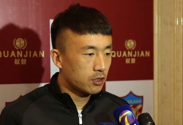 黄轩手抚寸头笑容满面，尽显年轻人的意气风发